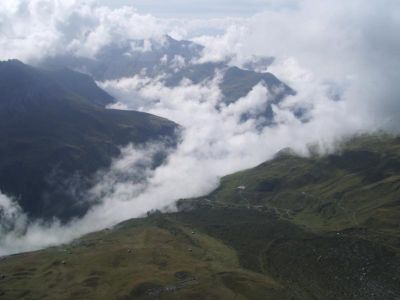 004-Blick vom Sulzfluhgipfel in die nebligen Talgruende